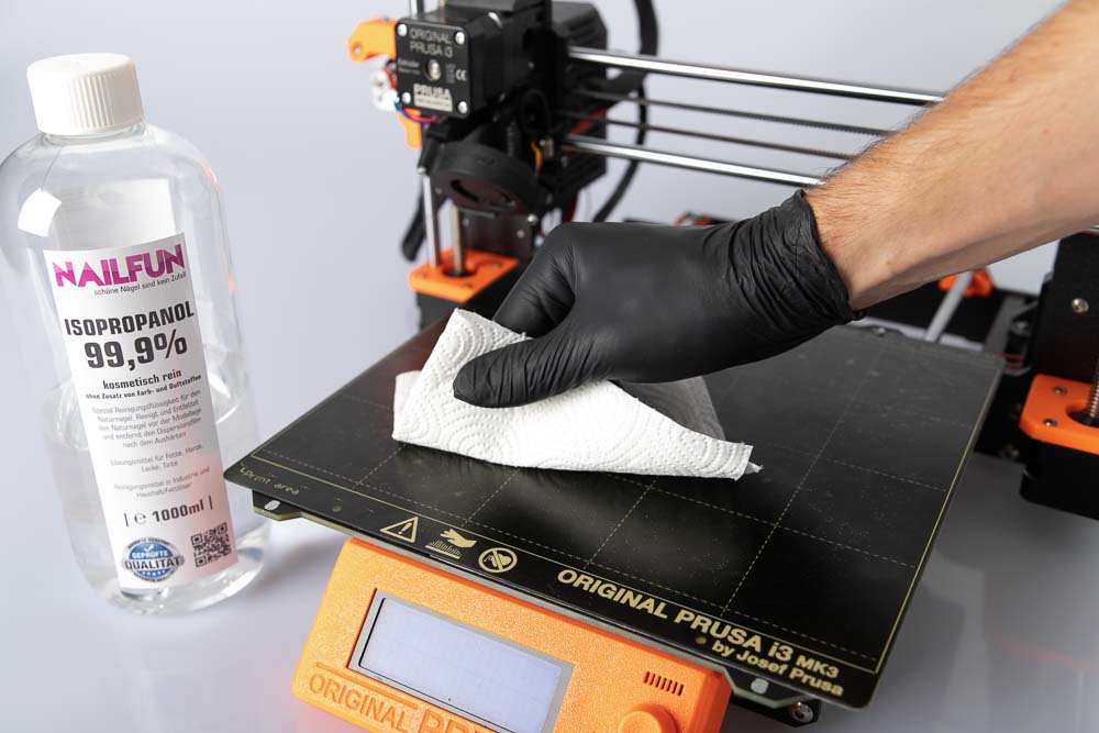 Reinigen der 3D Drucker Druckplatte mit Isopropanol