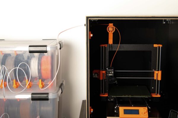 3D Drucker in einer Box Filament wird von außen angeliefert
