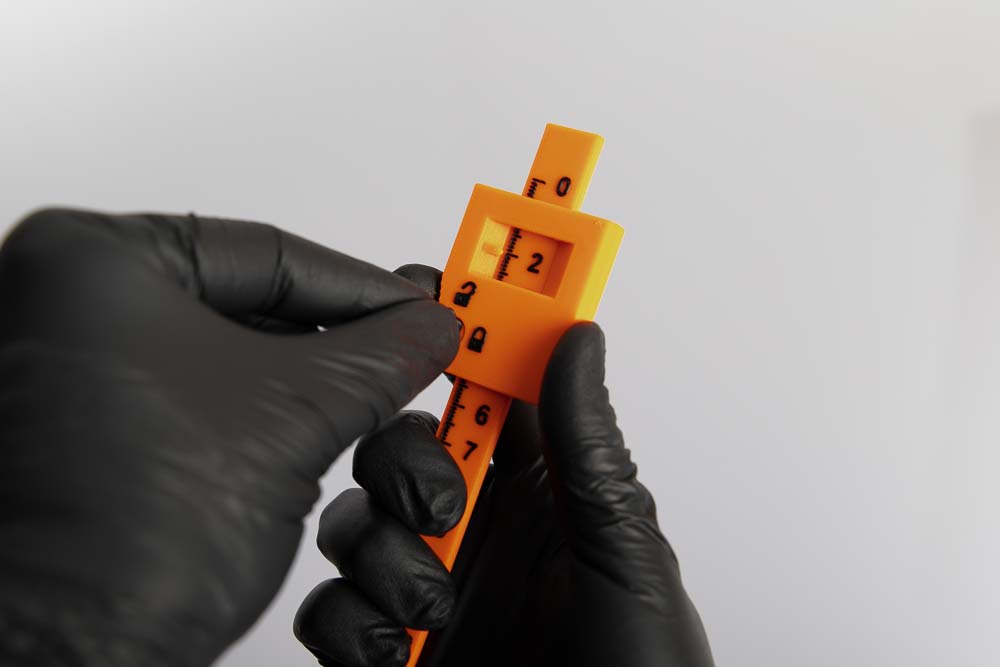 Version der 3D gedruckten Tiefenlehre bei der mit der rechten Hand das Lineal verstellt wird und mit der linken Hand das Lineal festgestellt wird