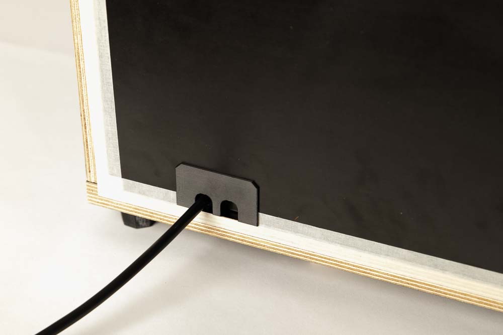 3D Druck Durchfuehrungsbox für Kabel in der 3D Drucker Umhausung installiert