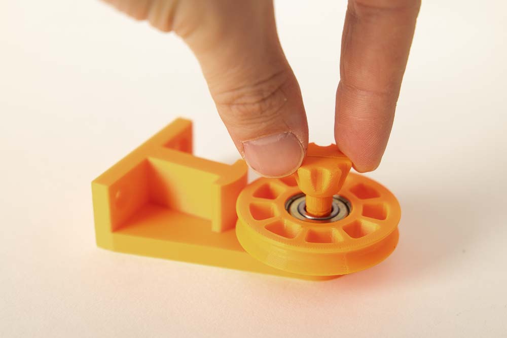 Befestigen der 3D Druck Filament Umlenkrolle am 3D gedruckten Halter mittels 3D Druck Schraube