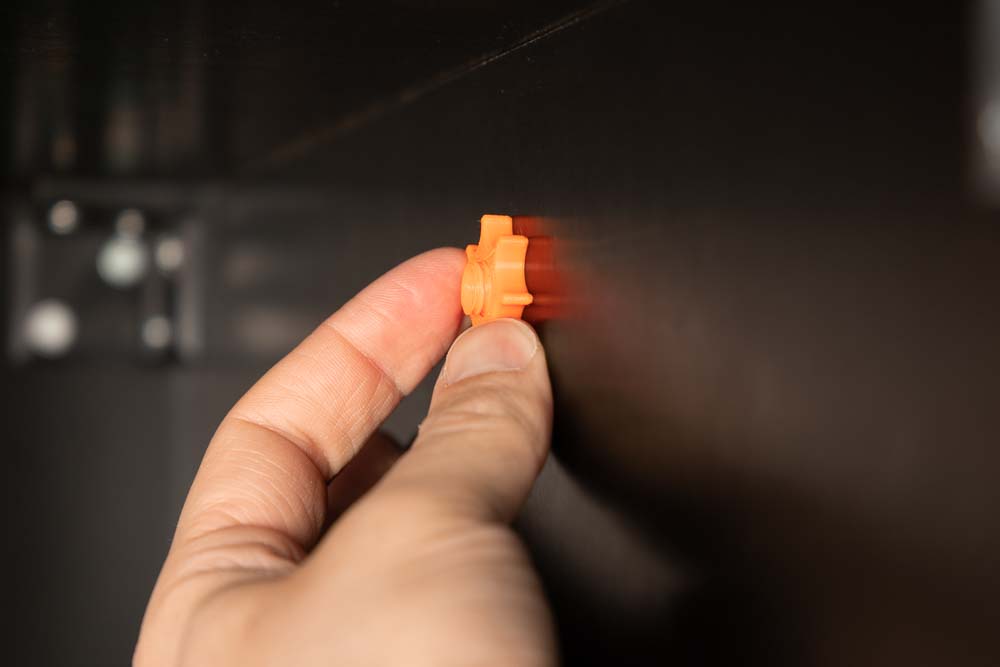 Festziehen der 3D gedruckten Mutter an der Filament Durchführung
