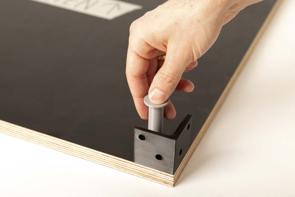Markieren der Vorbohrungen für die 3D Druck Winkel 3-Seiten an der Platte Hinten