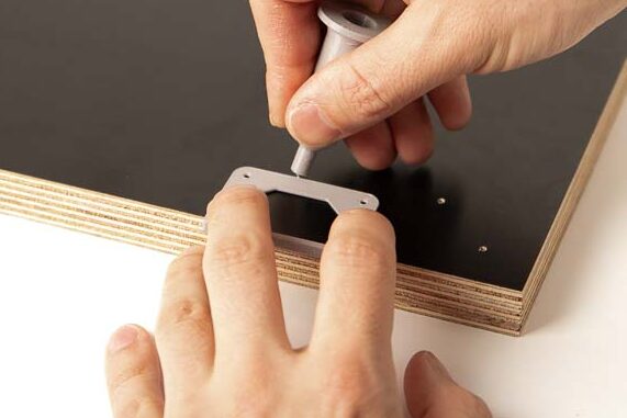 Markieren der Öffnung für die Kabeldurchführung an der Platte Hinten mittels 3D Druck Schablone