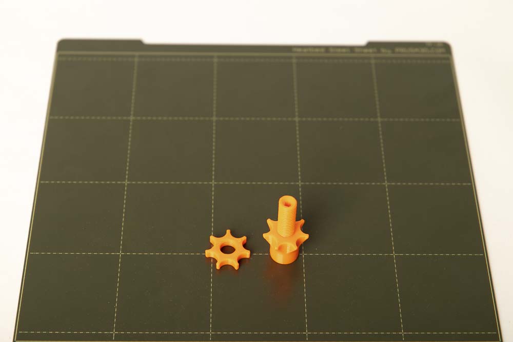 3D Druck Bauteile Durchführung Mutter und Schlauchanschluss auf einer 3D Drucker Druckplatte