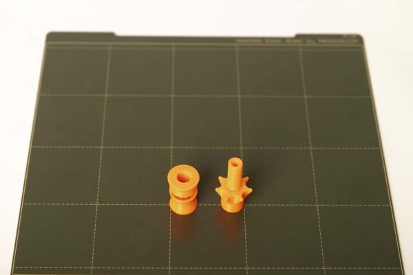3D Druck Teile Durchführung Schlauchanschluss und Schlauchklemme mit Gewinde für die Filament Durchführung in der 3D Drucker Umhausung