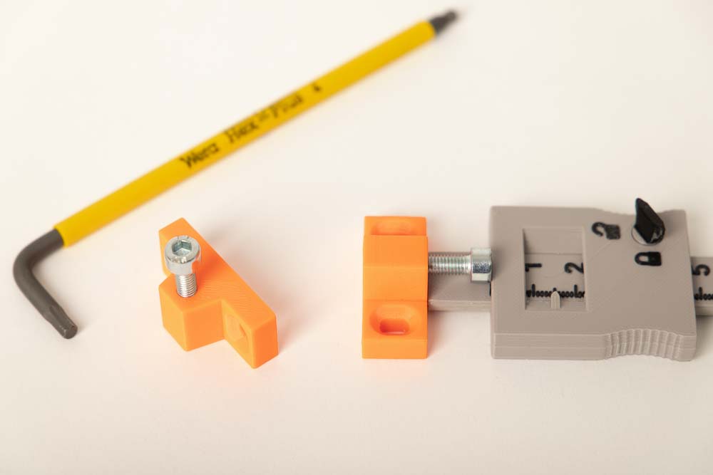 Adjusting the M5 cylinder head screws using the self-printed 3D print depth calipers