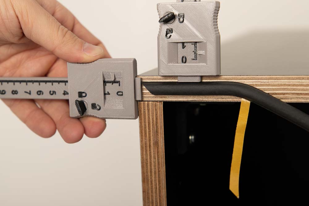 Positionieren des Ersten Dichtbandstreifens an der linken oberen Ecke der DIY 3D Drucker Einhausung
