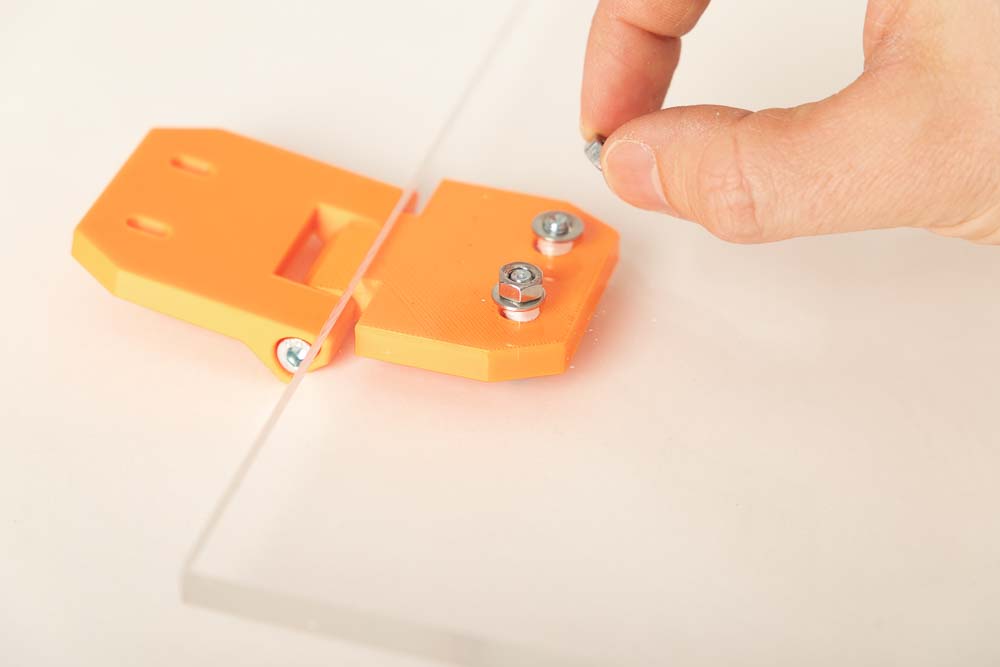 Befestigung der 3D Druck Scharniere an der Plexiglas Tür durch Sicherung mit der Mutter