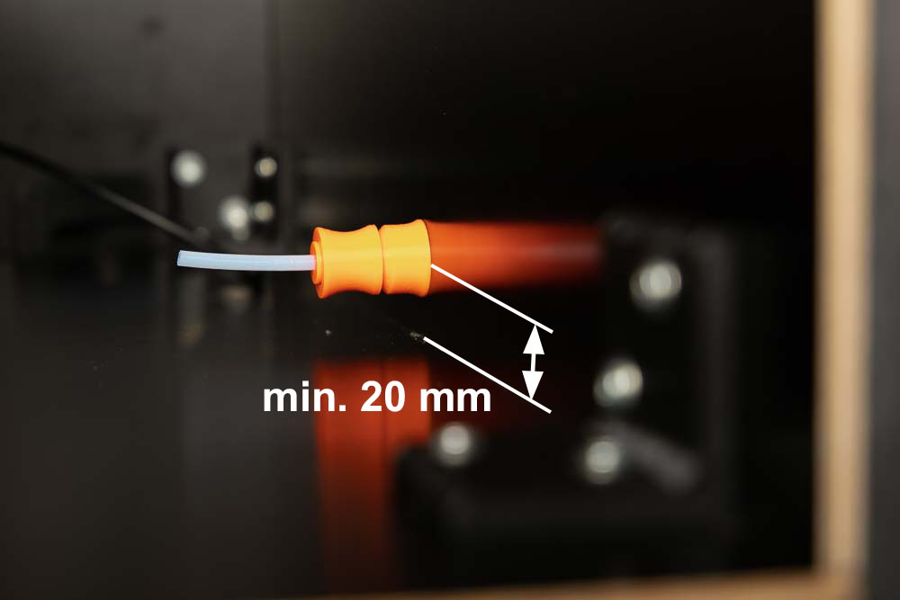 Abstand der Bohrung fuer die Filamentdurchführung minimal 20 mm zum Boden oder Decke der 3D Drucker Box