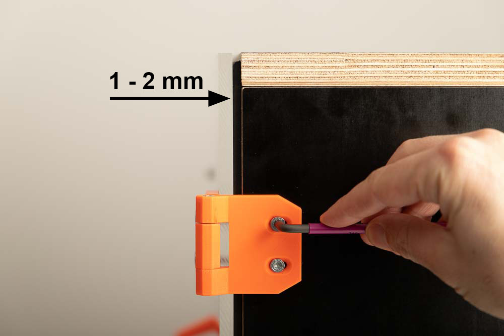 Einstellen der Scharniere der 3D Drucker Gehäuse Tür, dabei das dichtband leicht um 1 bis 2 mm quetschen