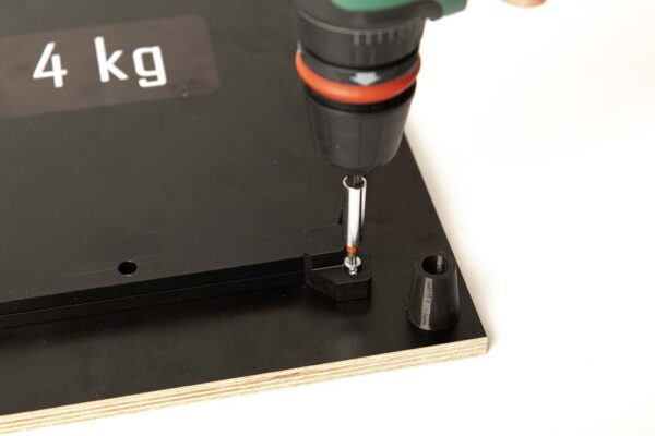 Die Zusatzgewichte am Dämpferbrett werden mit den 3D Druck Gewichthaltern angeschraubt