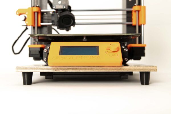 3D Drucker auf DIY Dämpferbrett mit 3D gedruckten Dämpferfüßen aus flexiblen Filament und Zusatzgewichten von vorne fotografiert