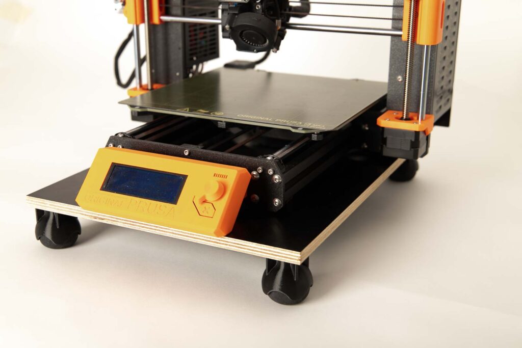 3D Drucker auf DIY Dämpferbrett selbst bauen mit Squashbällen als Dämpferfüßen und Zusatzgewichten von rechts oben fotografiert
