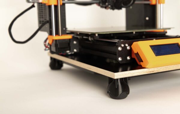 3D Drucker auf DIY Dämpferbrett selbst bauen mit Squashbällen als Dämpferfüßen und Zusatzgewichten von links fotografiert