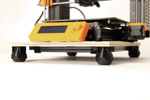3D Drucker auf DIY Dämpferbrett selbst bauen mit Squashbällen als Dämpferfüßen und Zusatzgewichten von rechts fotografiert