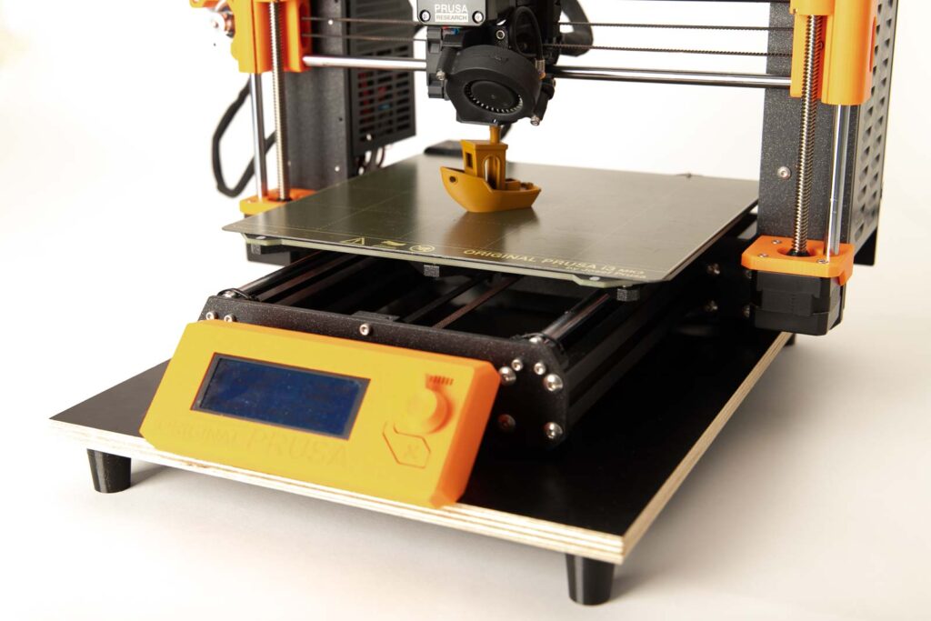 3D Drucker mit Benchy auf dem DIY Dämpferbrett
