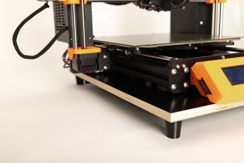 3D Drucker auf DIY Dämpferbrett mit 3D gedruckten Dämpferfüßen aus flexiblen Filament und Zusatzgewichten von links fotografiert