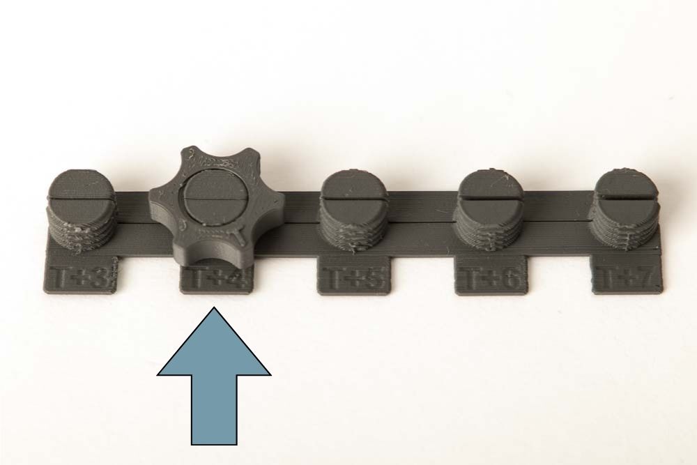 3D gedruckter Gewindespalt Tester des PrintFit Systems für geteilte Schrauben mit mehr Festigkeit mit Mutter auf die am besten passende geteilte Schraube aufgeschraubt