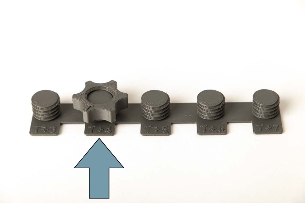 3D gedruckter Gewindespalt Tester des PrintFit Systems Mutter auf die am besten passende Schraube aufgeschraubt