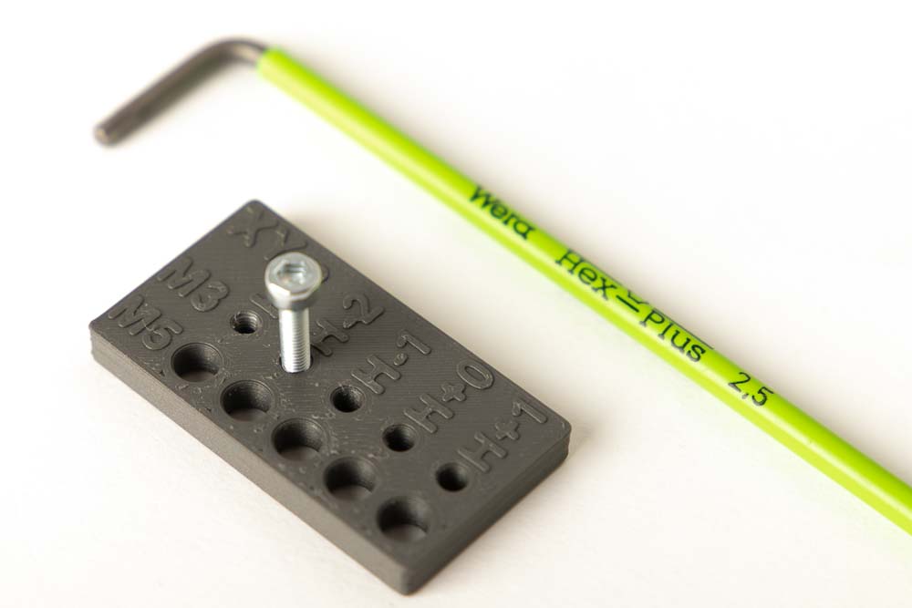 M3 Schraube in den 3D gedruckten Durchmesser Tester XY Druck eingeschraubt, passender Lochdurchmesser gefunden
