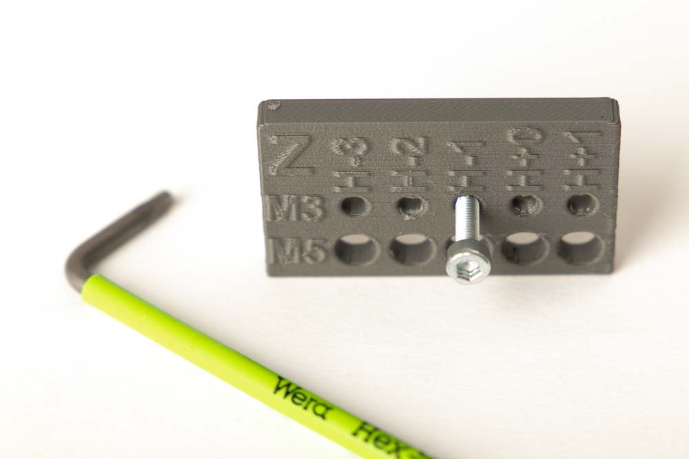 M3 Schraube in den 3D gedruckten Durchmesser Tester Z Druck eingeschraubt, passender Lochdurchmesser gefunden