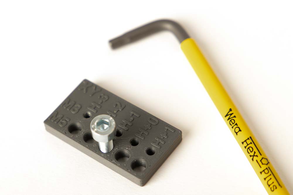 M5 Schraube in den 3D gedruckten Durchmesser Tester XY Druck eingeschraubt, passender Lochdurchmesser gefunden