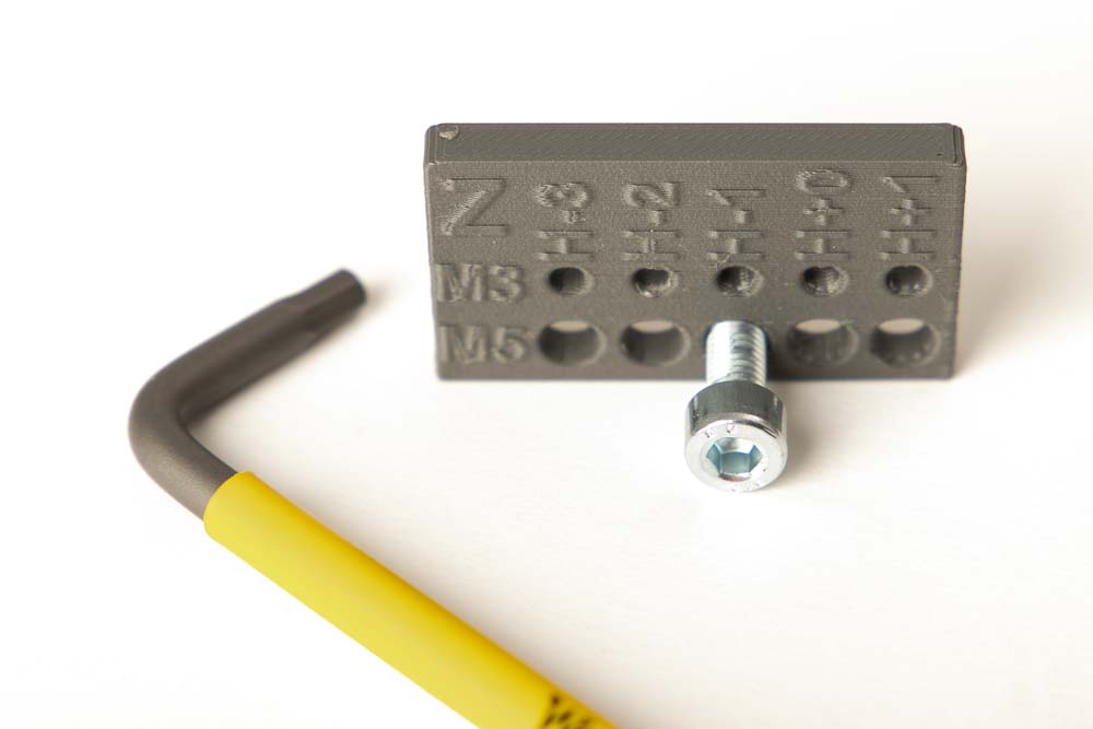 M5 Schraube in den 3D gedruckten Durchmesser Tester Z Druck eingeschraubt, passender Lochdurchmesser gefunden