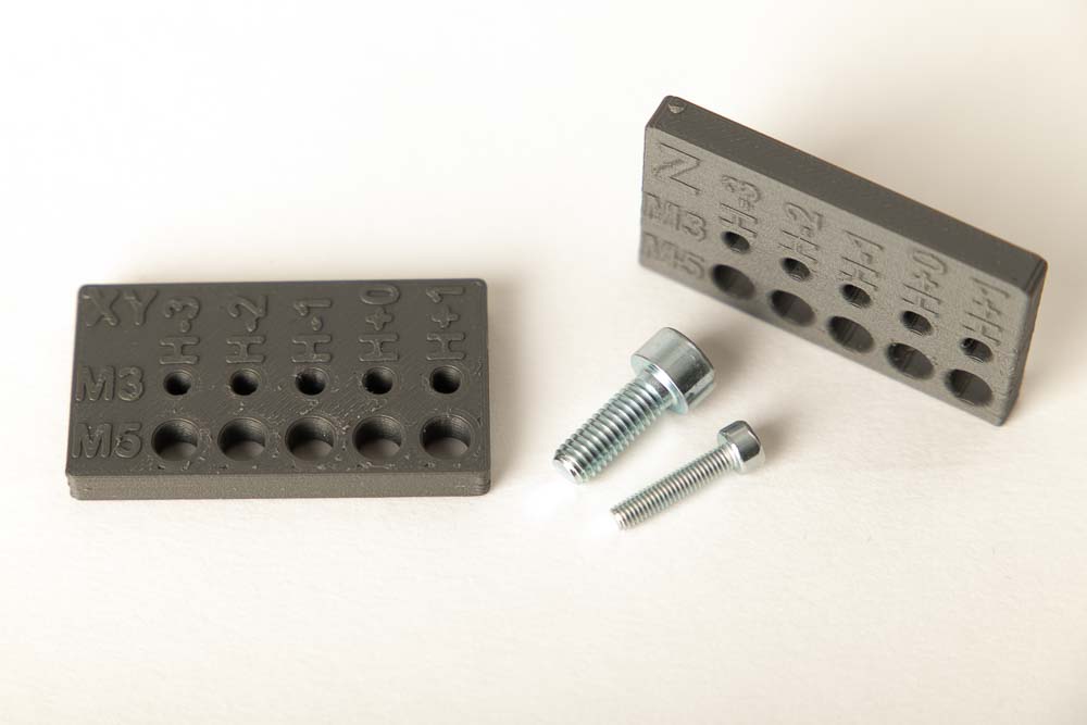Benchmark Tester fürs einschrauben einer M3 oder M5 Schraube in einen 3D Druck Teil - 5 verschiedene Lochdurchmesser zum Finden des Optimalen Loches, Tester für in XY gedruckte und in Z gedruckte Löcher bzw. Bohrungen vorhanden