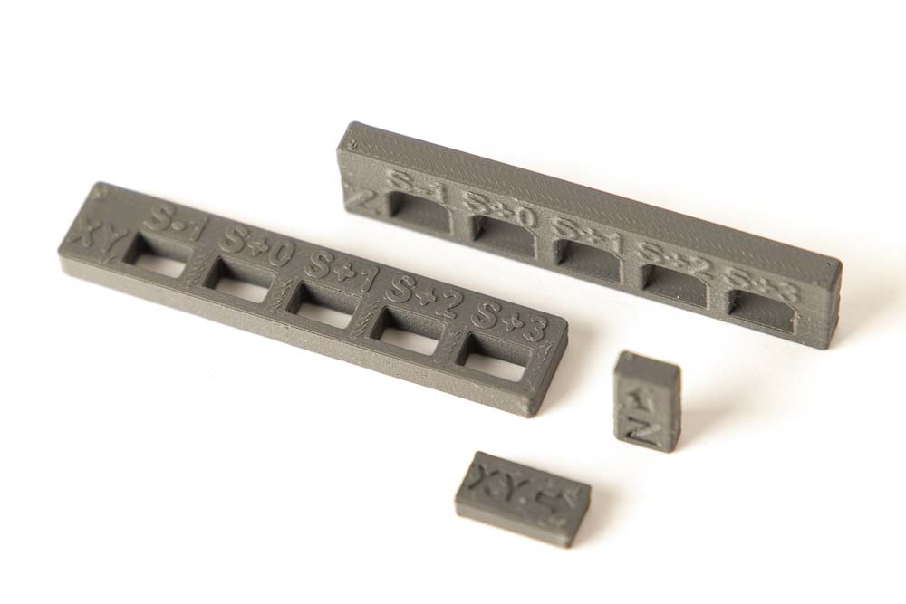 3D gedruckter Tester zur bestimmung des notwendigen Spaltes zwischen zwei 3D gedruckten Teilen fuer eine Schieber Verbindung, Teile Basis XY, Basis Z und Einsatz XY sowie Einsatz Z sind zu sehen