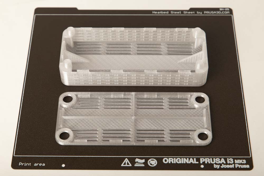 3D gedruckter Deckel und Trockenmittel Box S auf Druckplatte eines 3D Druckers in transparenten PETG gedruckt