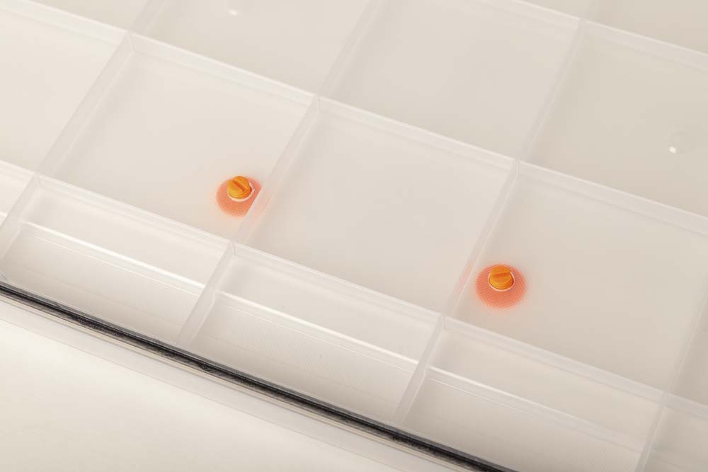 Die 3D gedruckten Schrauben werden in die zwei 10 mm Bohrungen des Deckels der 50l Iris Box eingesetzt