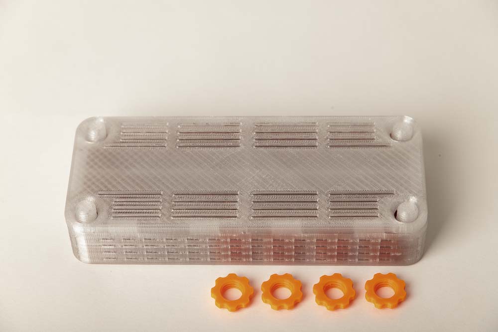 3D gedruckte Silica Gel Box S mit Deckel geschlossen Muttern zum Fixieren des Deckels im Vordergrund
