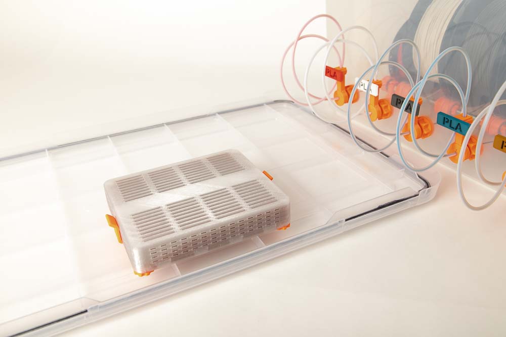 3D gedruckte Silica Gel Trockenmittel Box L im Deckel der Filament Trockenbox montiert und bereit zum Verschließen der Filament Box