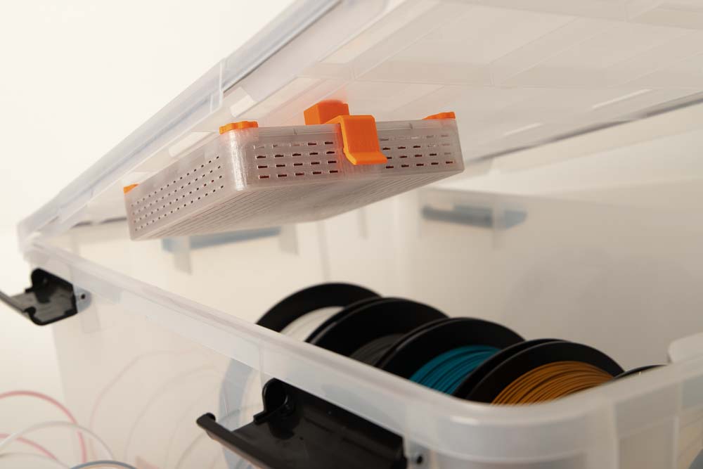 3D gedruckte Silica Gel Trockenmittel Box L im Deckel der Filament Trockenbox montiert, das Foto zeigt wie der Deckel der Filament Trockenbox gerade geschlossen wird