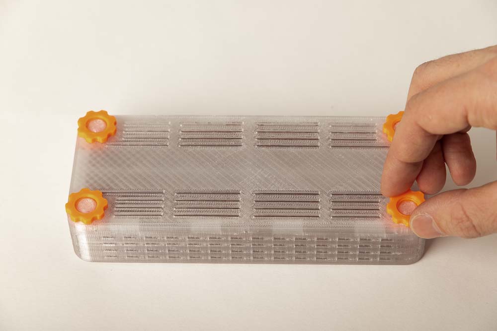 3D gedruckte Silica Gel Box S mit Deckel geschlossen mit Hand die eine Mutter anschraubt
