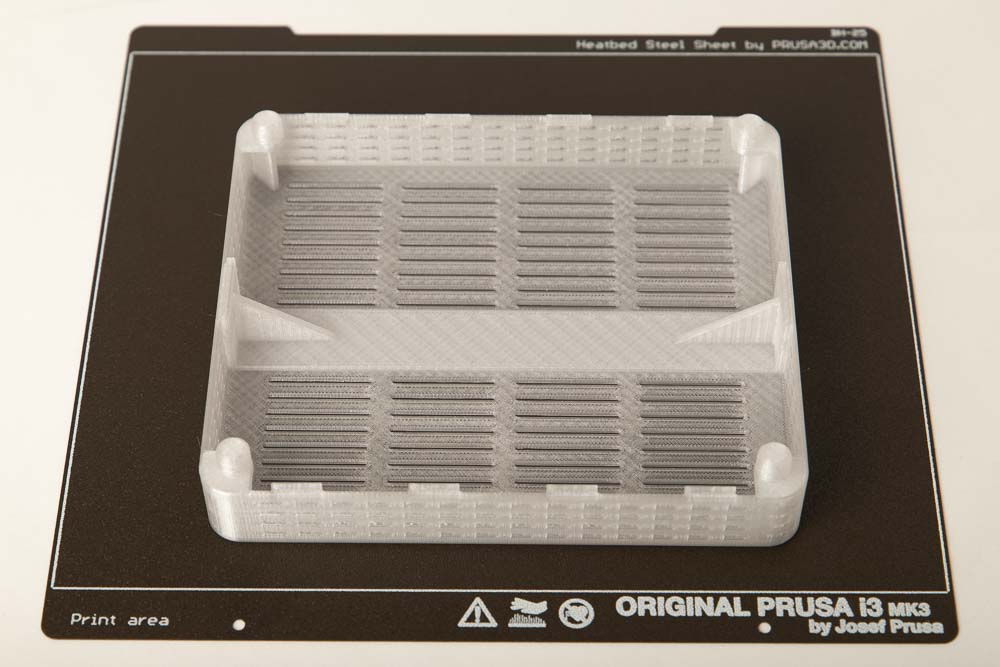 3D Druck Trockenmittel Box L auf Druckplatte eines 3D Druckers in transparenten PETG gedruckt