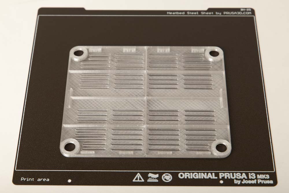 3D printing lid of the desiccant box L printed on the plate of a Prusa i3 MK3s 3D printer in transparent PETG.