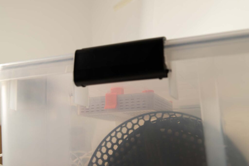 Detailfoto der 3D gedruckte Trockenmittel Box L in der Filament Box montiert, Aufnahme von der Seite