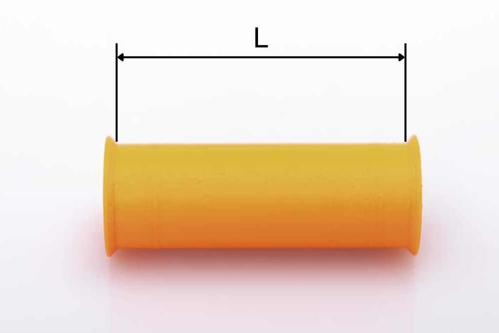 Eine 3D gedruckte breite Rolle ist quergelegt und nachträglich bemaßt worden. Die Lauffläche wird hier als Länge L bezeichnet und reicht von einer Krempe bis zur anderen.