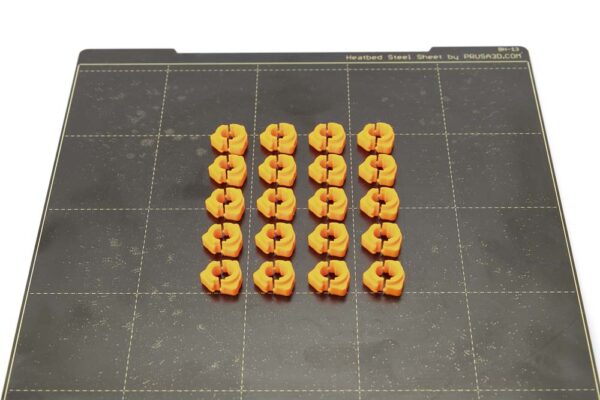 Federstahl Druckplatte Prusa i3 Mk3S mit 20 Stück 3D gedruckten Schnellverschlussmuttern in orangen PETG.