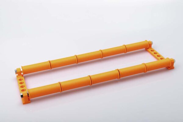 Kugelgelagerte Filament Spulenhalterung mit 10 breiten Rollen und Schnellverschlussmuttern. Besteht aus 2 3D gedruckten Gewindestangenhaltern, 2 M8 Gesindestangen, Schnellverschlussmuttern und den Kugelgelagerten Einzelrollen. Alle 3D Druck Teile in Prusament Prusa Orange PETG Filament mit einer Schichtdicke von 0,2 mm.