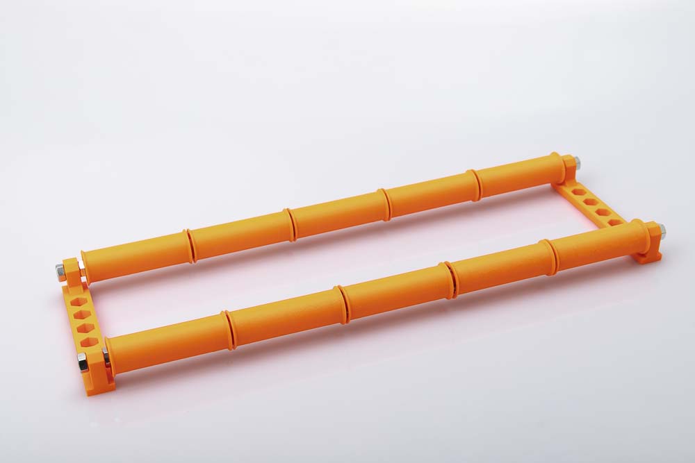 Kugelgelagerte Filament Spulenhalterung mit 24 Einzelrollen und Schnellverschlussmuttern. Besteht aus 2 3D gedruckten Gewindestangenhaltern, 2 M8 Gesindestangen, Schnellverschlussmuttern und den Kugelgelagerten Einzelrollen. Alle 3D Druck Teile in Prusament Prusa Orange PETG Filament mit einer Schichtdicke von 0,2 mm.