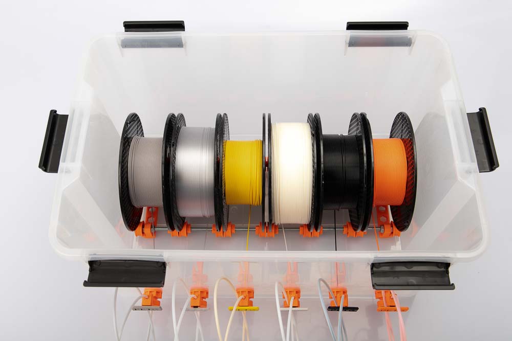 Offene Filament Trockenbox ohne Deckel mit sechs eingesetzten Filament Spulen.