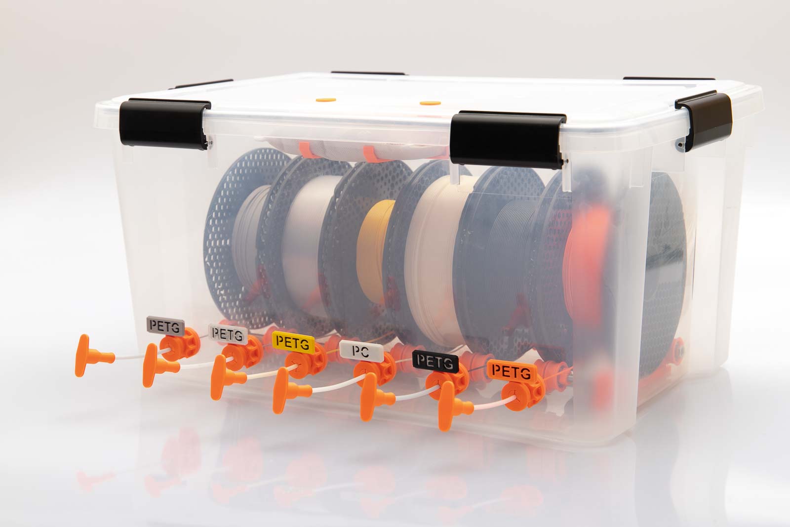 DIY selbstgebaute Filament Aufbewahrungsbox mit sechs Filament Durchführungen Variante A und aufsteckbaren Schildern zur Kennzeichnung der gelagerten Filament Rollen.