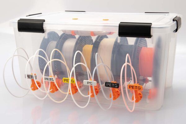 Filament Aufbewahrungsbox mit sechs Filament Durchführungen Variante B und aufsteckbaren Schildern zur Kennzeichnung der gelagerten Filament Spulen.