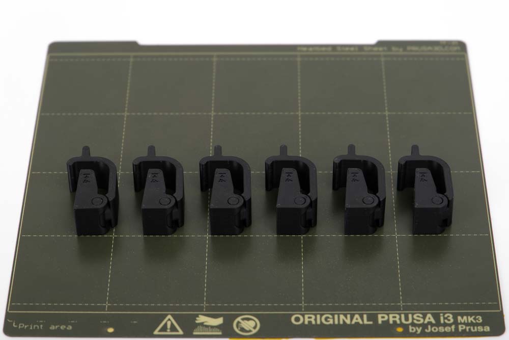 Druckplatte des Prusa i3 MK3S mit 6 Stück 3D gedruckten Verschlüssen für Samla Boxen 45l in schwarzen PETG Filament.