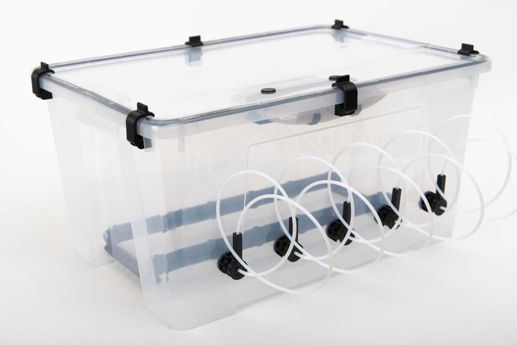 Umgebaute luftdichte 45l Ikea Samla Box mit Dichtband und 3D gedruckten Verschlüssen. Keine Filament Spulen geladen.