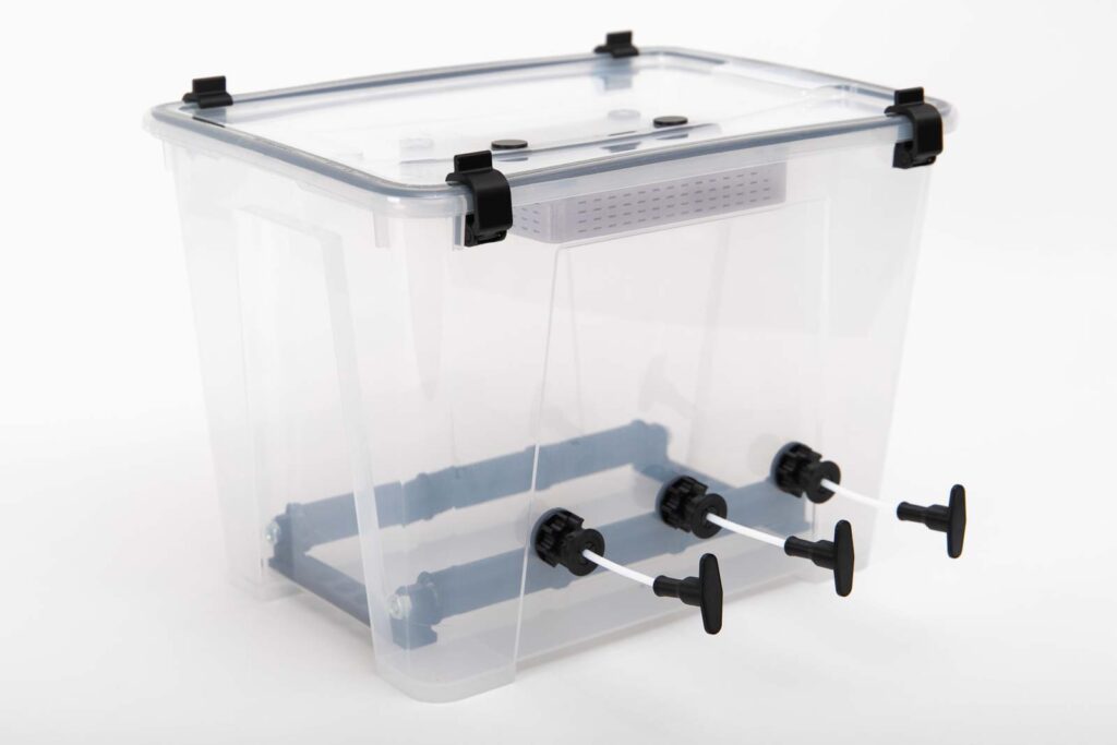 DIY Ikea Samla Filament Box für drei Spulen. Fotografiert von vorne leicht schräg.