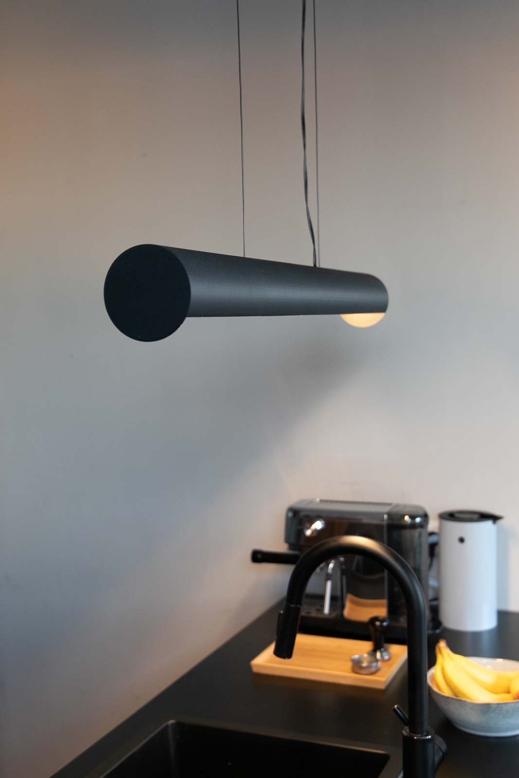 diy-3d-druck-led-haengeleuchte-lampe-selber-bauen-produkt-10 Selbst gebaute 3D Druck Designer Hängelampe montiert über einer Kücheninsel